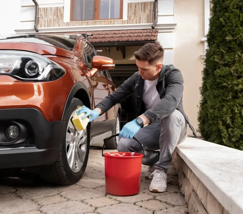 Lavage auto à domicile Vallabrix : professionnel intervenant sur un véhicule